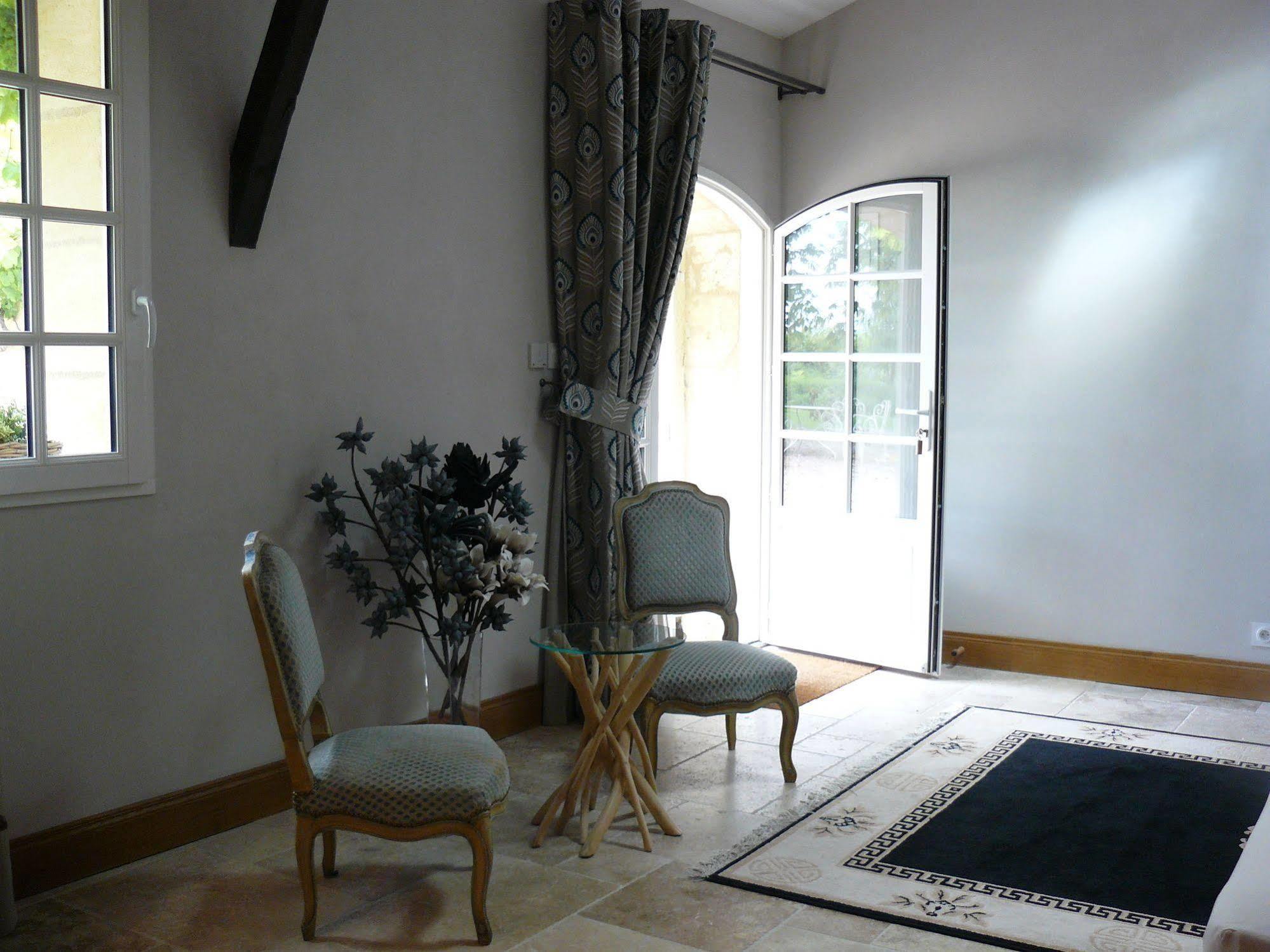 Chateau De La Vieille Chapelle Bed & Breakfast Lugon et l'Ile du Carney